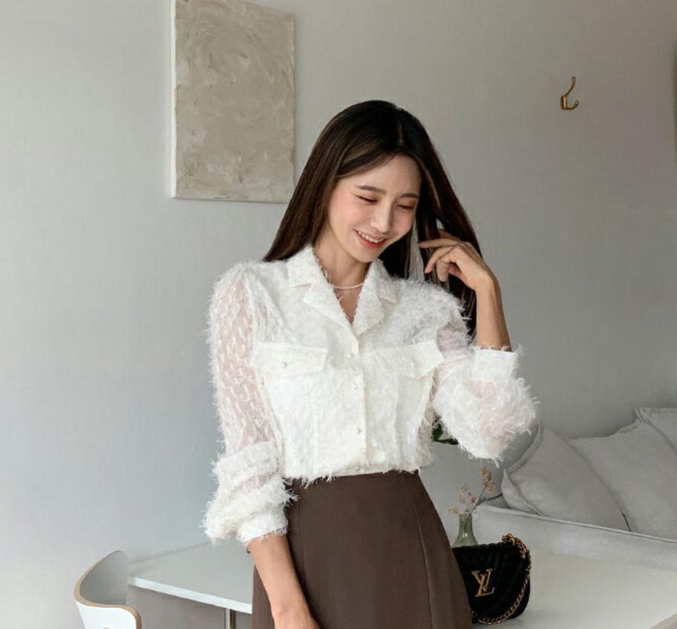 フリンジテクスチャー開襟ブラウス・全2色・b62729 レディース 【bl】韓国 ファッション トップス ブラウス 長袖 大人 Vネック フリンジ テクスチャー 上品 シンプル 光沢 ボタン タック フェミニン ガーリー カジュアル 体型カバー 秋 春