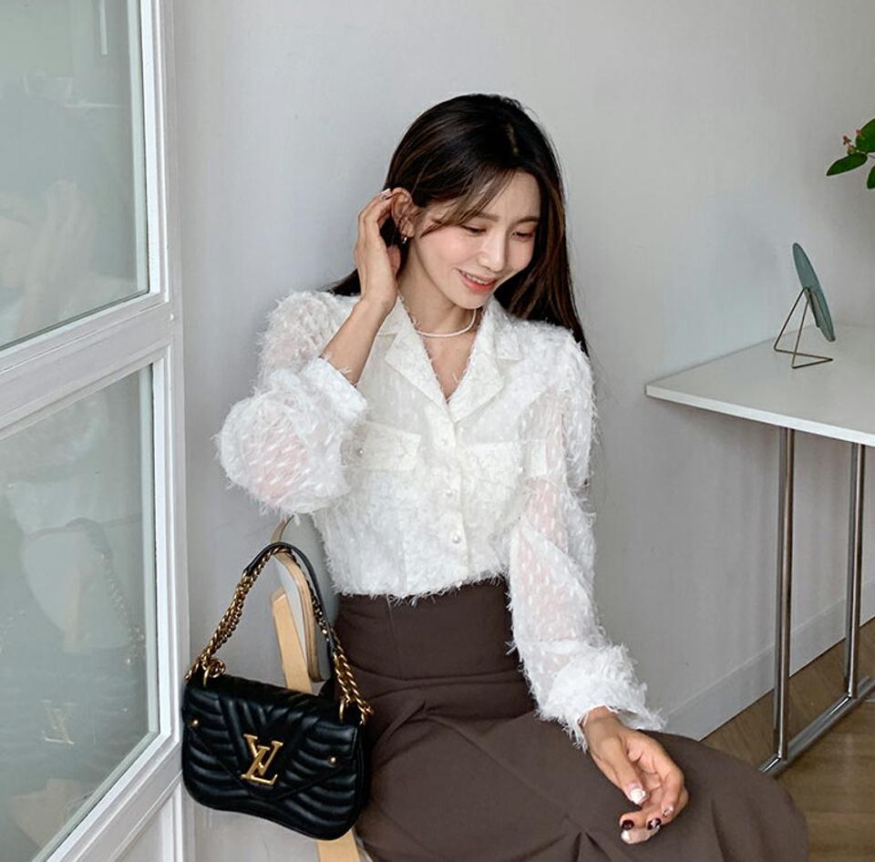 フリンジテクスチャー開襟ブラウス・全2色・b62729 レディース 【bl】韓国 ファッション トップス ブラウス 長袖 大人 Vネック フリンジ テクスチャー 上品 シンプル 光沢 ボタン タック フェミニン ガーリー カジュアル 体型カバー 秋 春