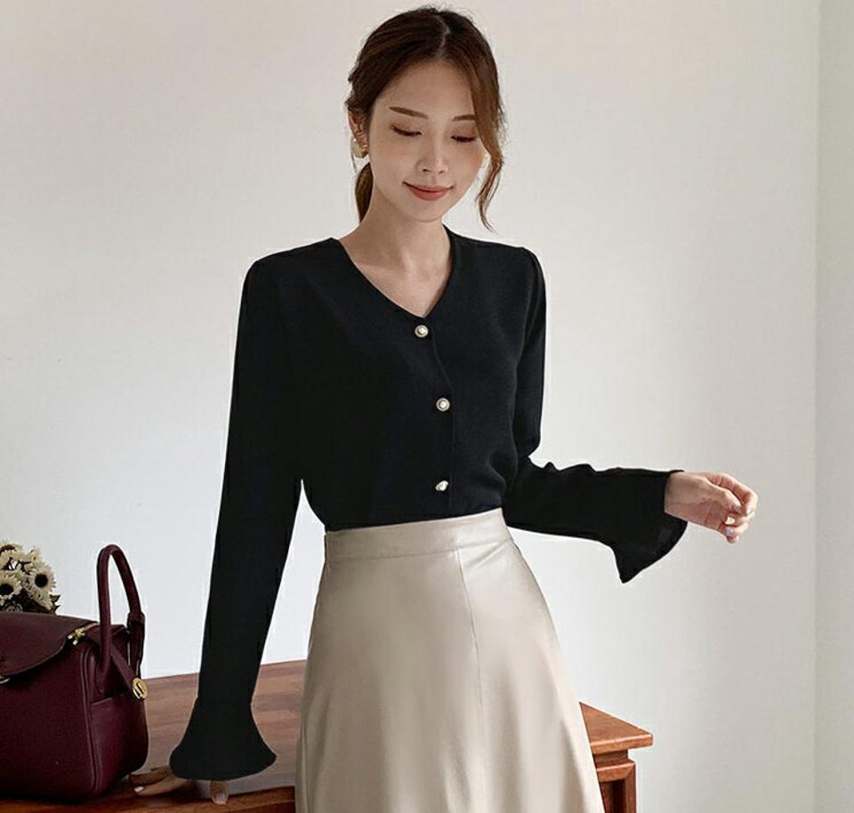 Vネックフェイクパールボタンブラウス・全4色・t69932 レディース 【bl】トップス ブラウス 長袖 パールボタン 単色 無地 シンプル フェミニン 上品 オフィスカジュアル きれいめ Vネック 春 秋 韓国ファッション ハイホリHIHOLLI