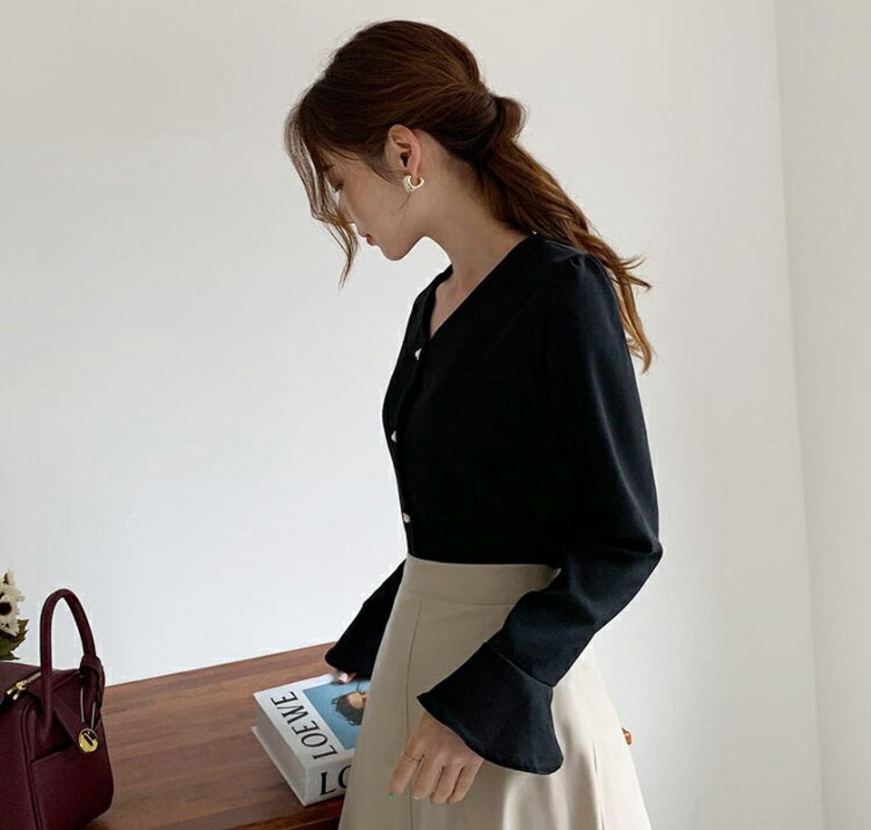Vネックフェイクパールボタンブラウス・全4色・t69932 レディース 【bl】トップス ブラウス 長袖 パールボタン 単色 無地 シンプル フェミニン 上品 オフィスカジュアル きれいめ Vネック 春 秋 韓国ファッション ハイホリHIHOLLI
