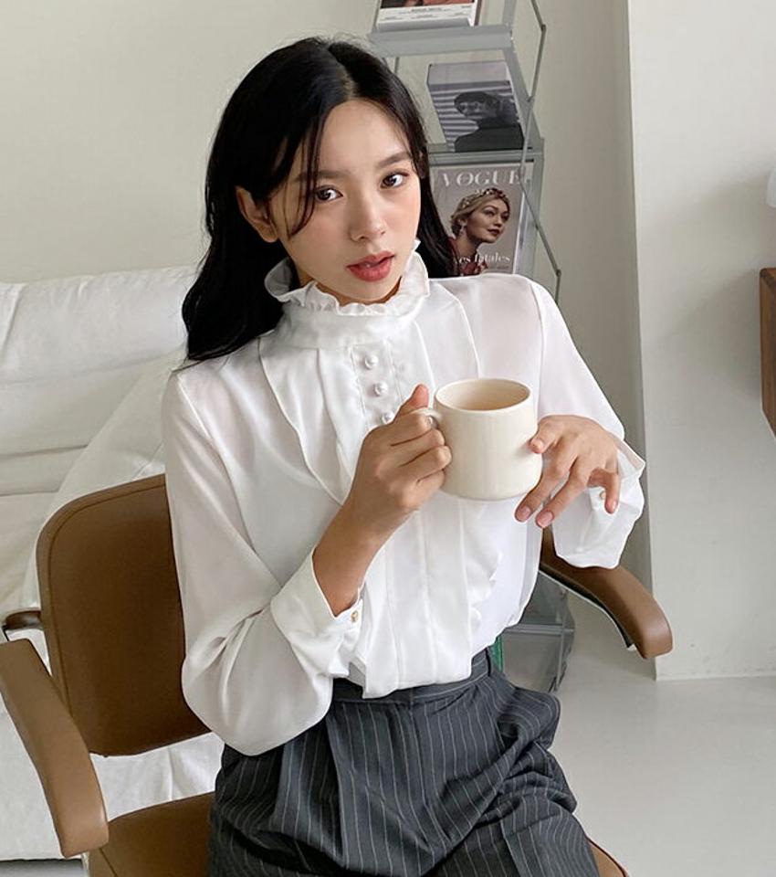 フリルフェイクボタンブラウス・全4色・t64995 レディース 【bl】韓国ファッション トップス ブラウス 長袖 シンプル ハーフネック カラーアイテム 水色 フリル 襟コン フェイクボタン デコラティブ オケージョン オフィス フェミニン 上品 ガーリー 春 秋 NIJU