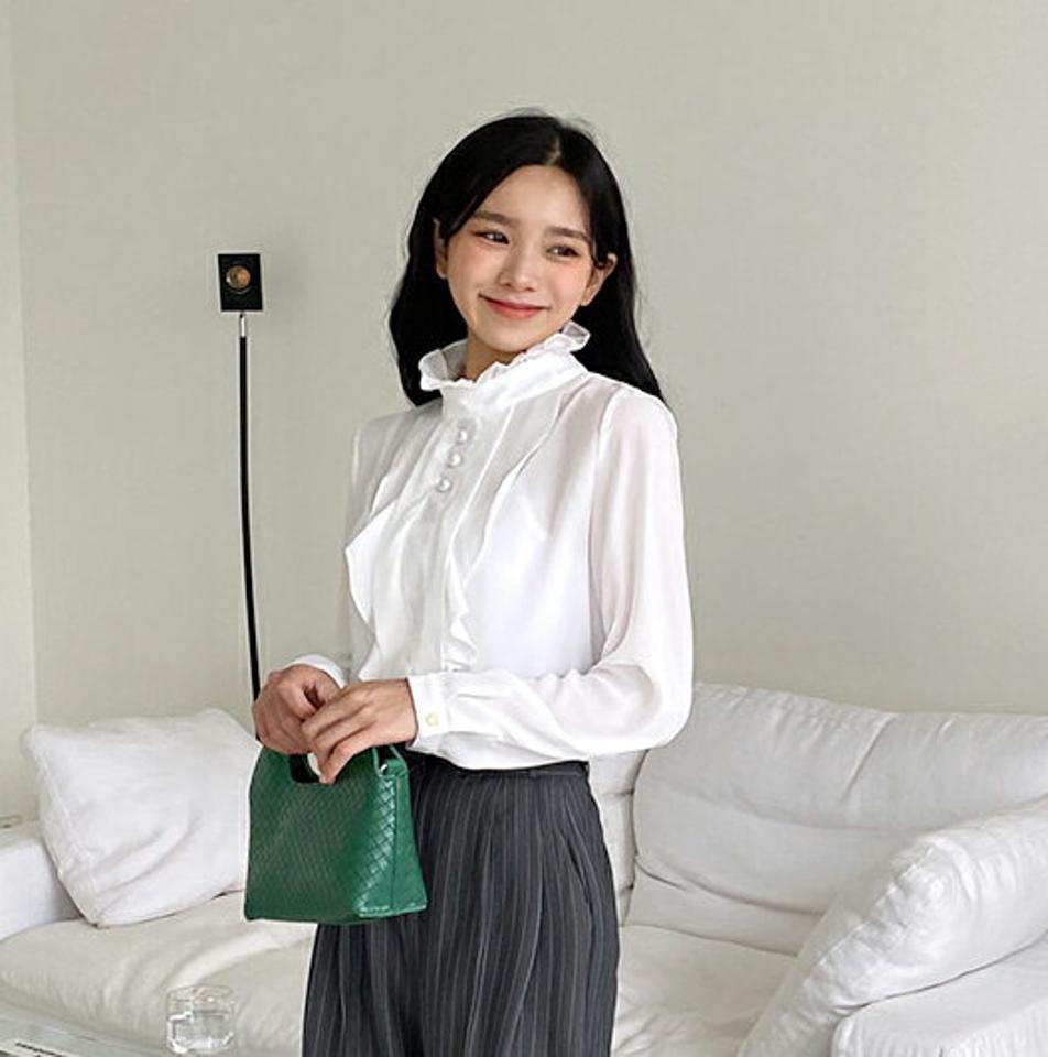 フリルフェイクボタンブラウス・全4色・t64995 レディース 【bl】韓国ファッション トップス ブラウス 長袖 シンプル ハーフネック カラーアイテム 水色 フリル 襟コン フェイクボタン デコラティブ オケージョン オフィス フェミニン 上品 ガーリー 春 秋 NIJU