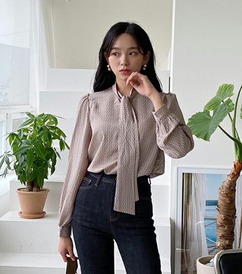 ハーフムーンボウタイブラウス・全2色・b64981 レディース 【bl】韓国ファッション トップス ブラウス 長袖 Vネック シンプル ハーフムーン ボウタイ ユニーク フェミニン 上品 体型カバー 細身 ガーリー 春 秋 NIJU