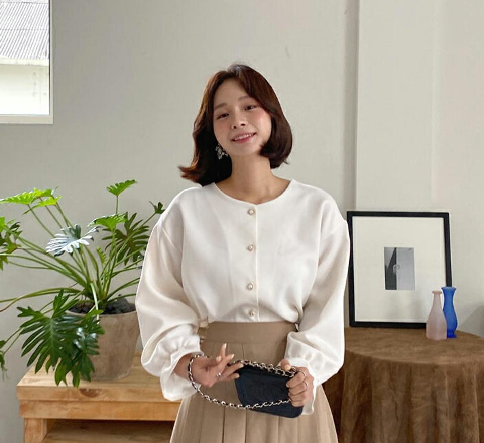 パール調ボタンラウンドネックブラウス・全4色・t64837 レディース 【bl】韓国ファッション トップス ブラウス 長袖 大人 ラウンドネック パール調 ボタン 上品 ウェーブヘム ゴム シンプル フェミニン カジュアル 体型カバー 秋 春