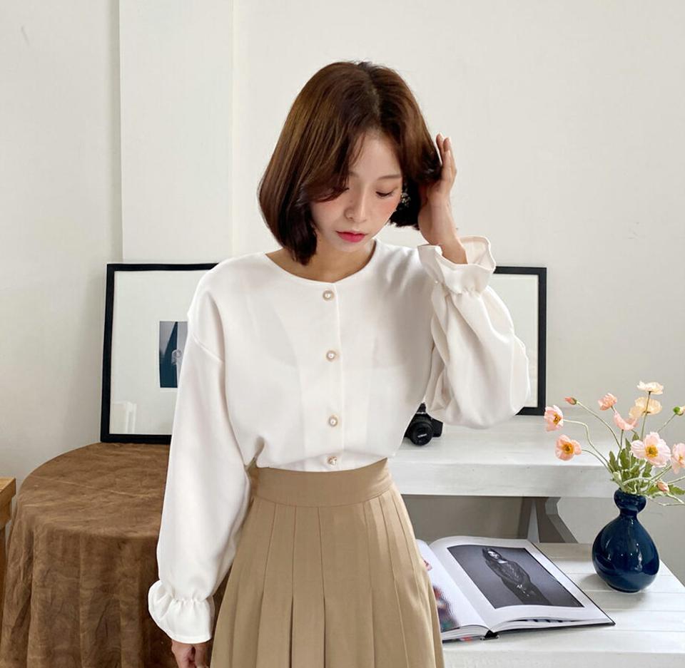 パール調ボタンラウンドネックブラウス・全4色・t64837 レディース 【bl】韓国ファッション トップス ブラウス 長袖 大人 ラウンドネック パール調 ボタン 上品 ウェーブヘム ゴム シンプル フェミニン カジュアル 体型カバー 秋 春