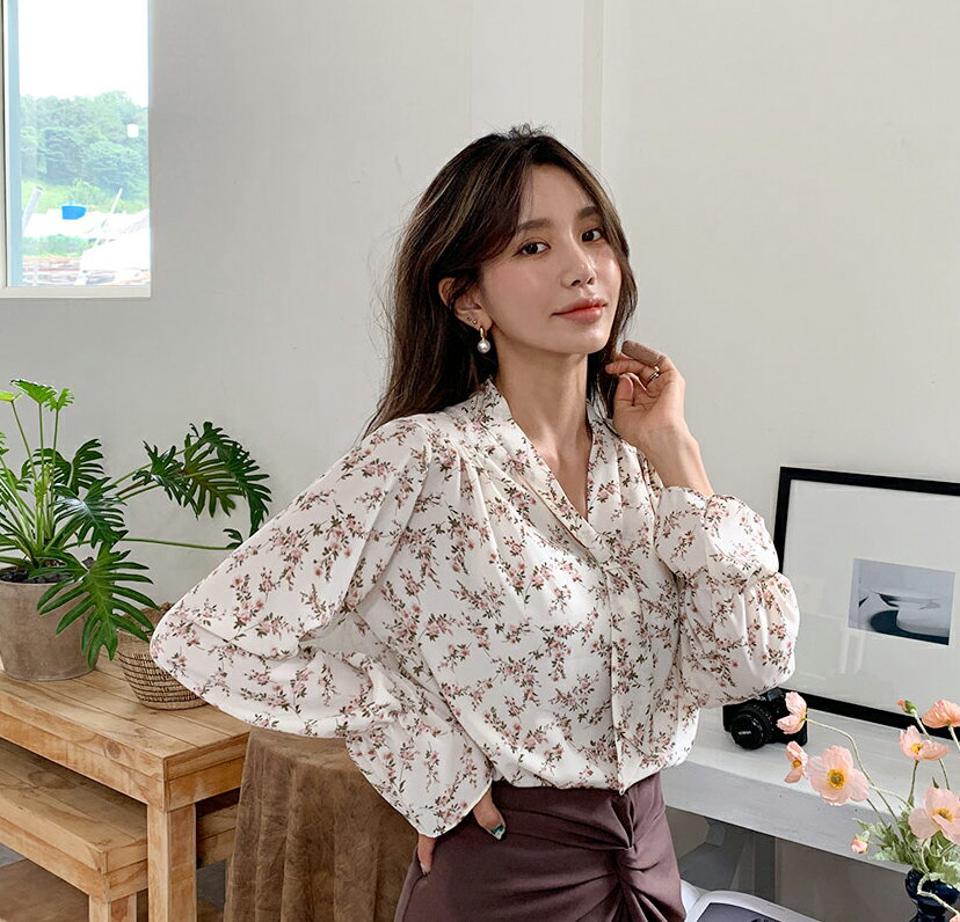 フローラルボウタイブラウス・全3色・t64830 レディース 【bl】韓国 ファッション トップス ブラウス 長袖 大人 Vネック フラワー 花柄 小花柄 ボウタイ 上品 ギャザー ゴム シンプル フェミニン カジュアル 体型カバー 秋 春