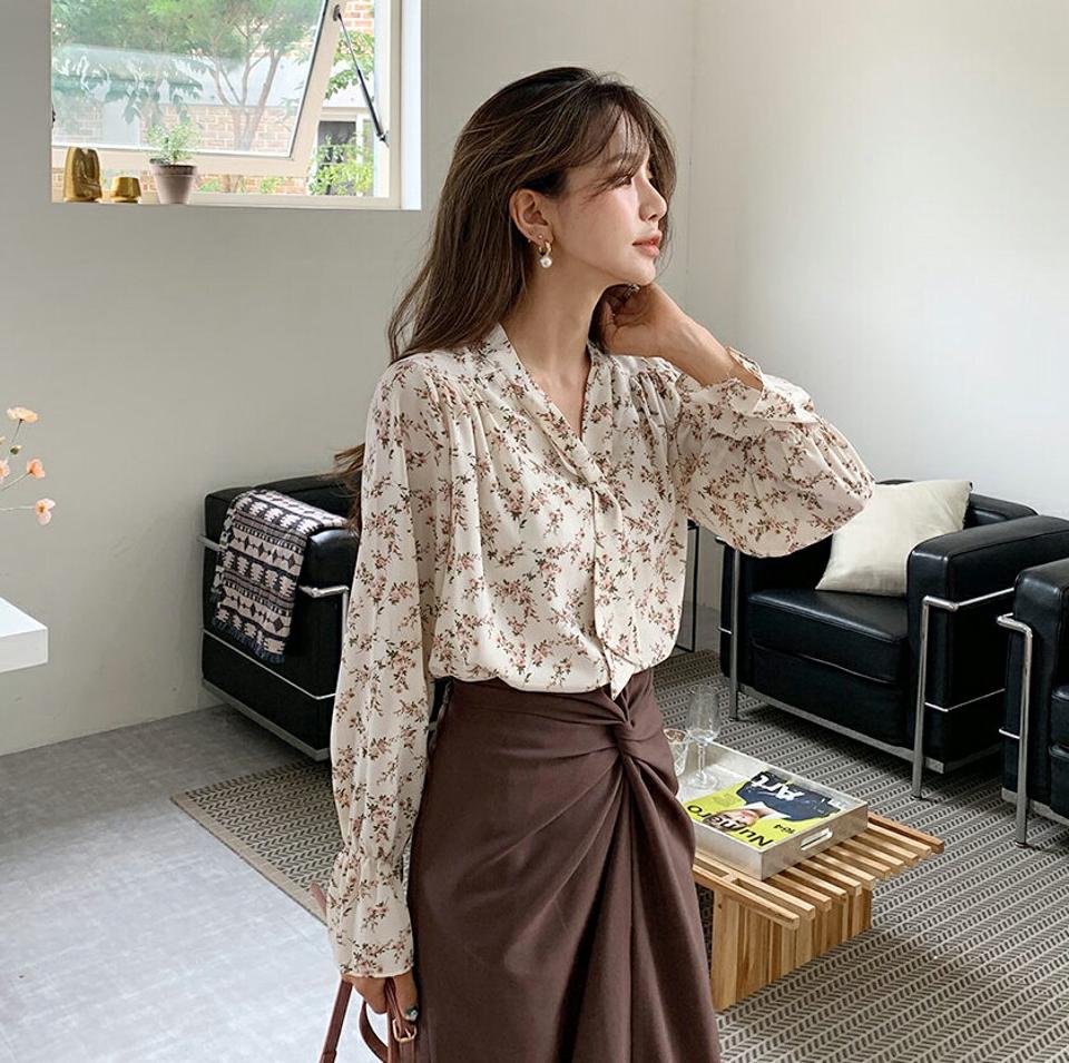 フローラルボウタイブラウス・全3色・t64830 レディース 【bl】韓国 ファッション トップス ブラウス 長袖 大人 Vネック フラワー 花柄 小花柄 ボウタイ 上品 ギャザー ゴム シンプル フェミニン カジュアル 体型カバー 秋 春