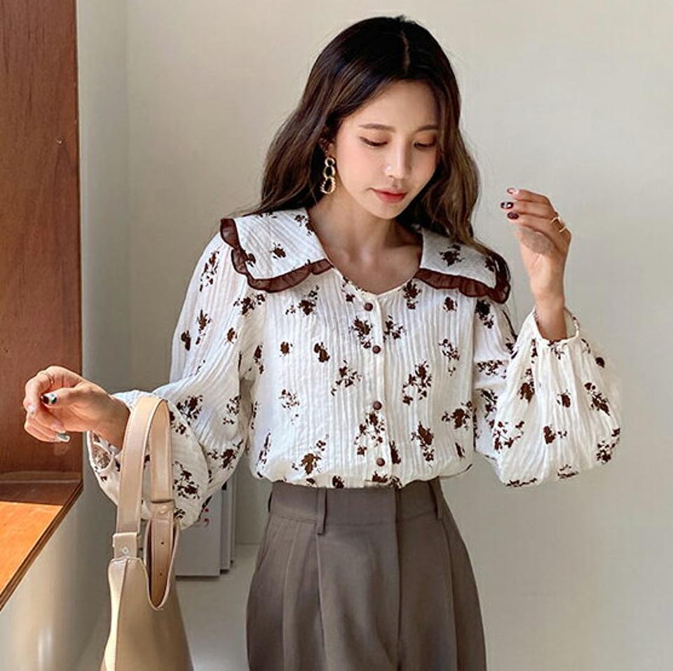 花柄フリルカラーブラウス・全2色・b65895 レディース 【bl】韓国ファッション トップス ブラウス 長袖 大人 ビッグカラー 花柄 フラワー フローラル フリル 襟コン ボタン ガーリー 上品 シンプル フェミニン カジュアル 体型カバー 秋 春