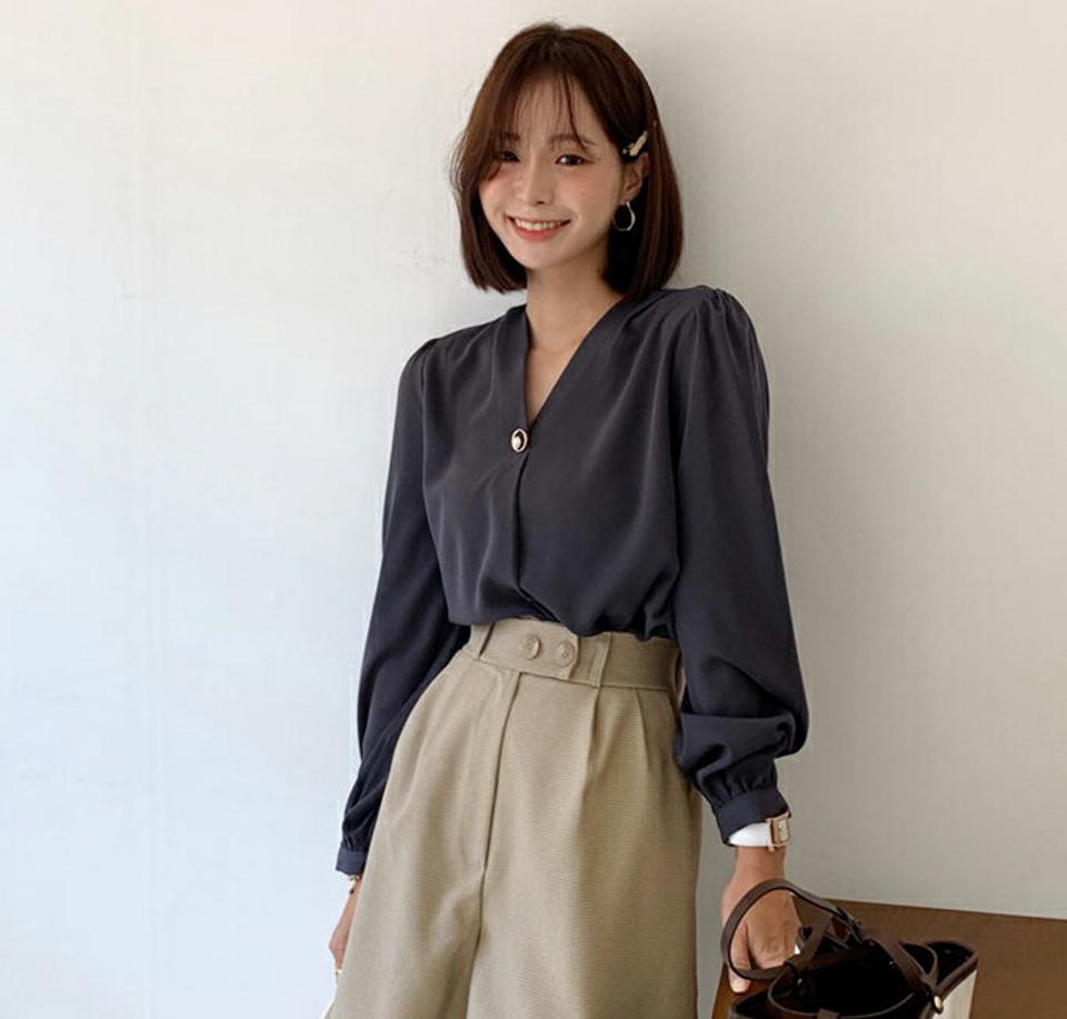 ≪人気商品再入荷≫パール調モチーフVネックブラウス・全4色・b65896 レディース 【bl】韓国ファッション トップス ブラウス 長袖 Vネック パール調 プルオーバー ギャザー タック 高級感 上品 シンプル フェミニン オフィスカジュアル 秋 春