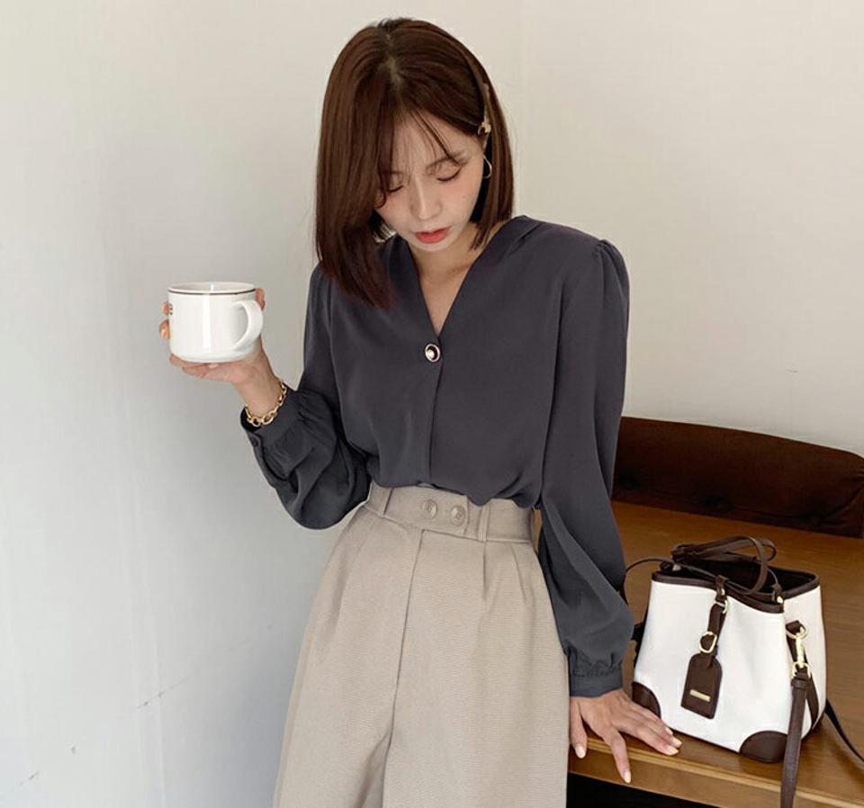 ≪人気商品再入荷≫パール調モチーフVネックブラウス・全4色・b65896 レディース 【bl】韓国ファッション トップス ブラウス 長袖 Vネック パール調 プルオーバー ギャザー タック 高級感 上品 シンプル フェミニン オフィスカジュアル 秋 春