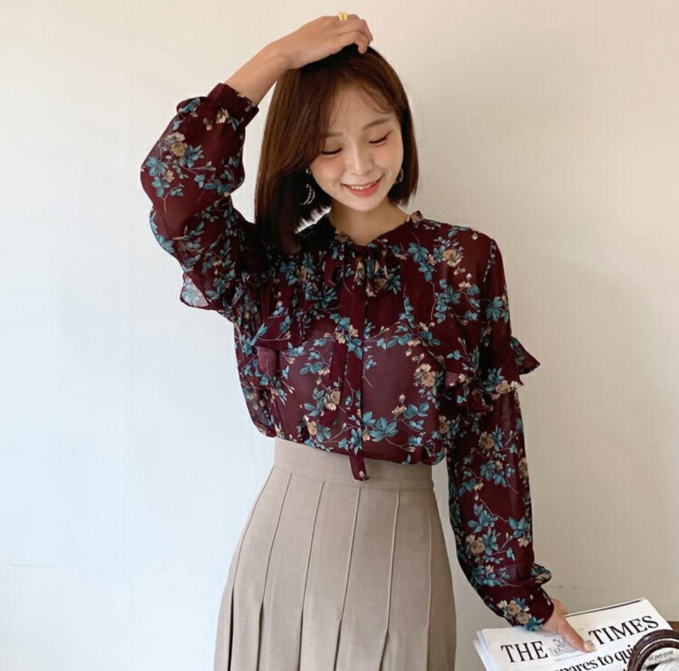 即日配送【只今30%OFF】フラワーフリルリボンブラウス・全2色・b65898 レディース 【bl】韓国ファッション トップス ブラウス 長袖 大人 花柄 フラワー フローラル フリル リボン 上品 シンプル フェミニン カジュアル 体型カバー 秋 春