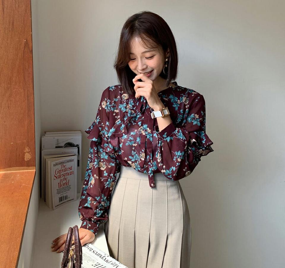 即日配送【只今30%OFF】フラワーフリルリボンブラウス・全2色・b65898 レディース 【bl】韓国ファッション トップス ブラウス 長袖 大人 花柄 フラワー フローラル フリル リボン 上品 シンプル フェミニン カジュアル 体型カバー 秋 春