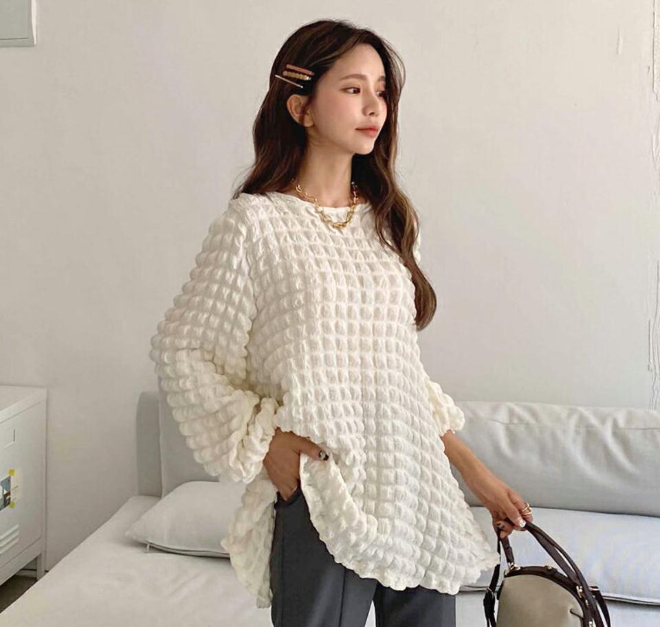 エンボスルーズブラウス・全4色・b65902 レディース 【bl】韓国ファッション トップス ブラウス 長袖 大人 ラウンドネック エンボス ルーズ 水色 ロング丈 スクエア 体型カバー ゴム 上品 シンプル フェミニン カジュアル 秋 春