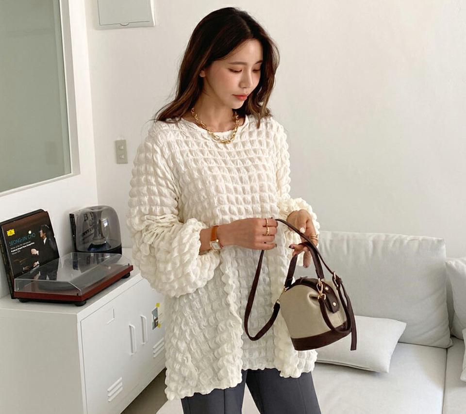 エンボスルーズブラウス・全4色・b65902 レディース 【bl】韓国ファッション トップス ブラウス 長袖 大人 ラウンドネック エンボス ルーズ 水色 ロング丈 スクエア 体型カバー ゴム 上品 シンプル フェミニン カジュアル 秋 春