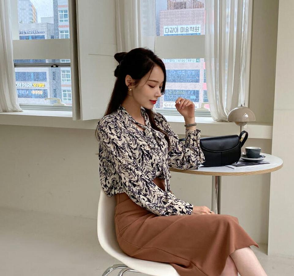 リボンネックパターンブラウス・全2色・b00301 レディース 【bl】トップス ブラウス 長袖 りぼん 総柄 大人 Vネック モダン シック 春 秋 韓国 ファッション ハイホリHIHOLLI