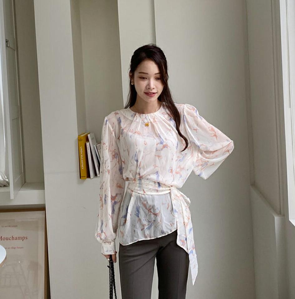 ストラップ付プリントブラウス・全2色・b00302 レディース 【bl】トップス ブラウス 長袖 総柄 プリント 透け感 上品 雰囲気 モダン 大人 春 秋 韓国ファッション ハイホリHIHOLLI