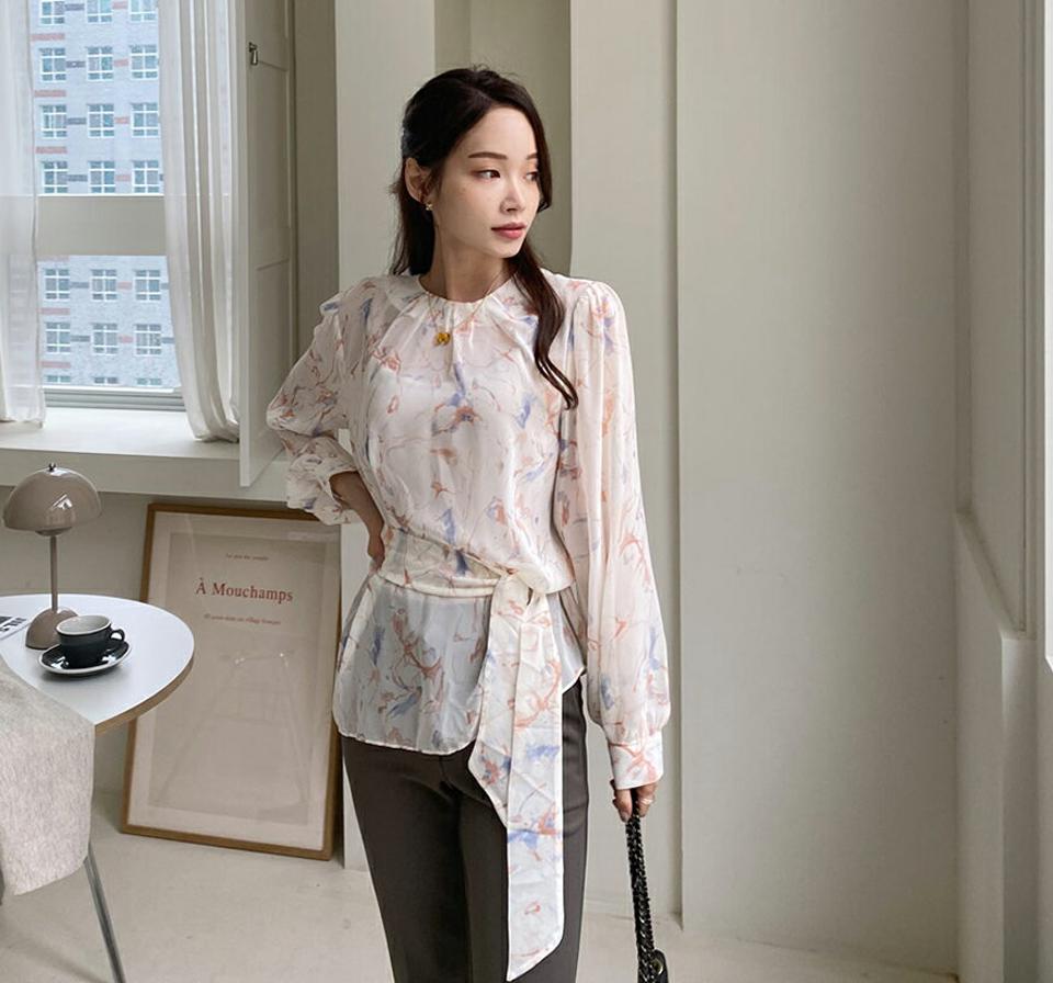 ストラップ付プリントブラウス・全2色・b00302 レディース 【bl】トップス ブラウス 長袖 総柄 プリント 透け感 上品 雰囲気 モダン 大人 春 秋 韓国ファッション ハイホリHIHOLLI