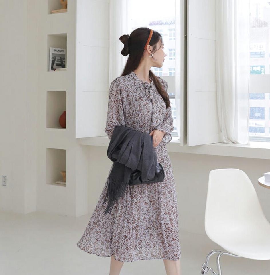 ストラップ付フラワーリボンプリーツワンピース・全2色・b00310 レディース 【ops】ワンピース ロング 長袖 プリーツ 花柄 小花柄 りぼん ストラップ フェミニン 大人 かわいい 春 秋 韓国ファッション ハイホリHIHOLLI