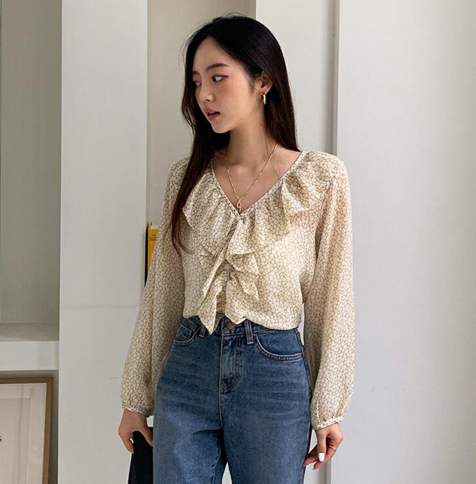 フリルフローラルブラウス・全2色・t58116 レディース 【bl】韓国ファッション トップス ブラウス 長袖 大人 フリル ボリューム フローラル パターン 花柄 Vネック 上品 フェミニン カジュアル 秋 春