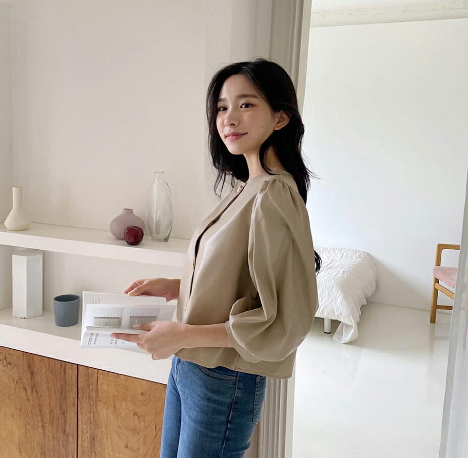 レザー風マルチボタンブラウス・全4色・t65064 レディース 【bl】韓国ファッション トップス ブラウス 長袖 シンプル レザー風 ギャザー ボタン ラウンドネック ベーシック フェミニン 上品 細身 春 秋 NIJU