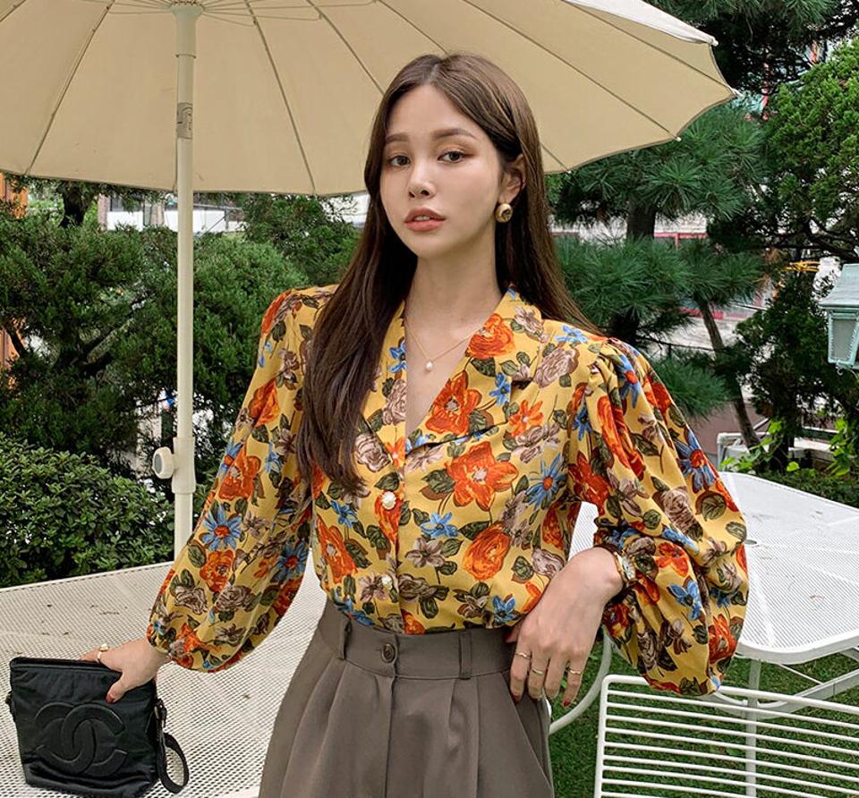 フラワーパフ開襟ブラウス・全2色・t70020 レディース 【bl】トップス 長袖 ブラウス パフスリーブ パフ袖 フェミニン 花柄 パールボタン 韓国ファッション ハイホリHIHOLLI