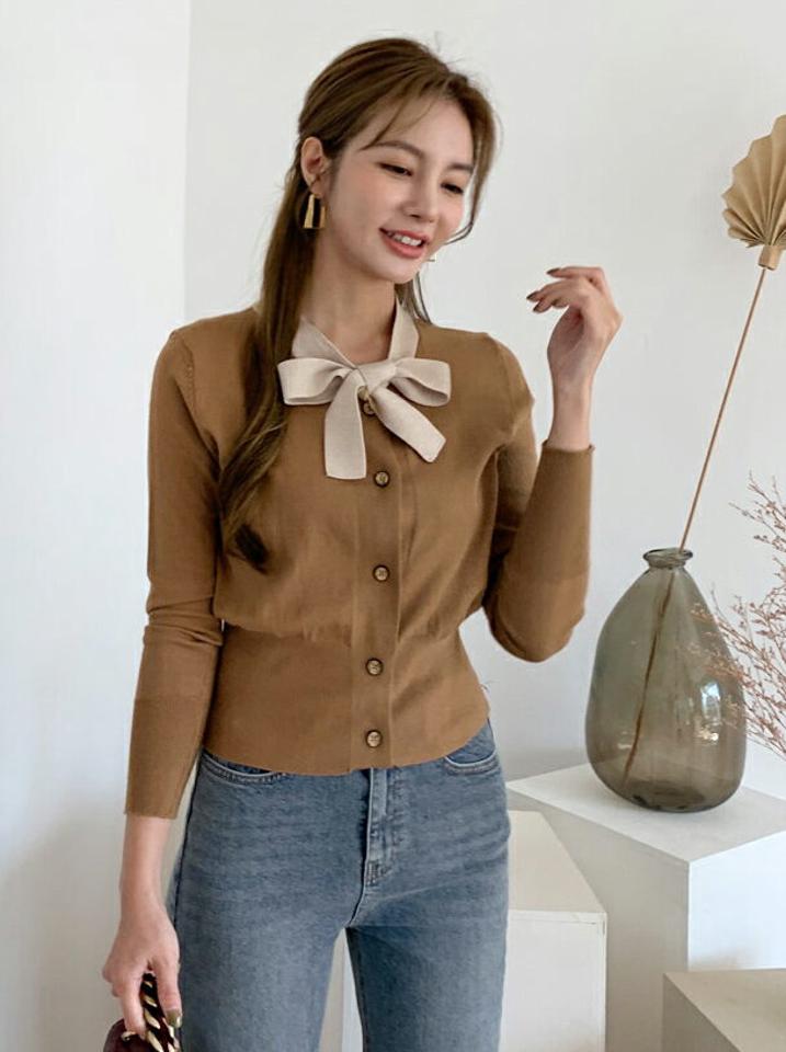 即日配送 リボン配色ボタンニット・全3色・b70096 レディース 【tops】 トップス ニット 長袖 ユニーク リボンネック ラブリー 配色 メリハリ 大人 シンプル 細身 体型カバー 上品 春 秋 韓国ファッション ハイホリHIHOLLI