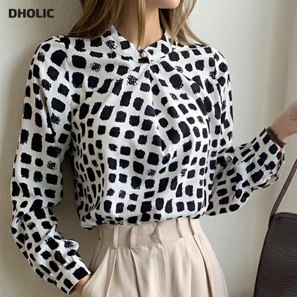 即日配送 スクエアプリントフェイクパールラップブラウス・全2色・t70121 レディース 【bl】 トップス ブラウス 長袖 大人 ユニーク ハーフネック パール フェミニン ルーズ 上品 ラップ風 スクエア プリント 春 秋 韓国ファッション ハイホリHIHOLLI