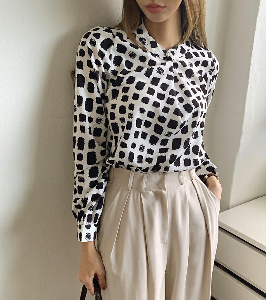 即日配送 スクエアプリントフェイクパールラップブラウス・全2色・t70121 レディース 【bl】 トップス ブラウス 長袖 大人 ユニーク ハーフネック パール フェミニン ルーズ 上品 ラップ風 スクエア プリント 春 秋 韓国ファッション ハイホリHIHOLLI