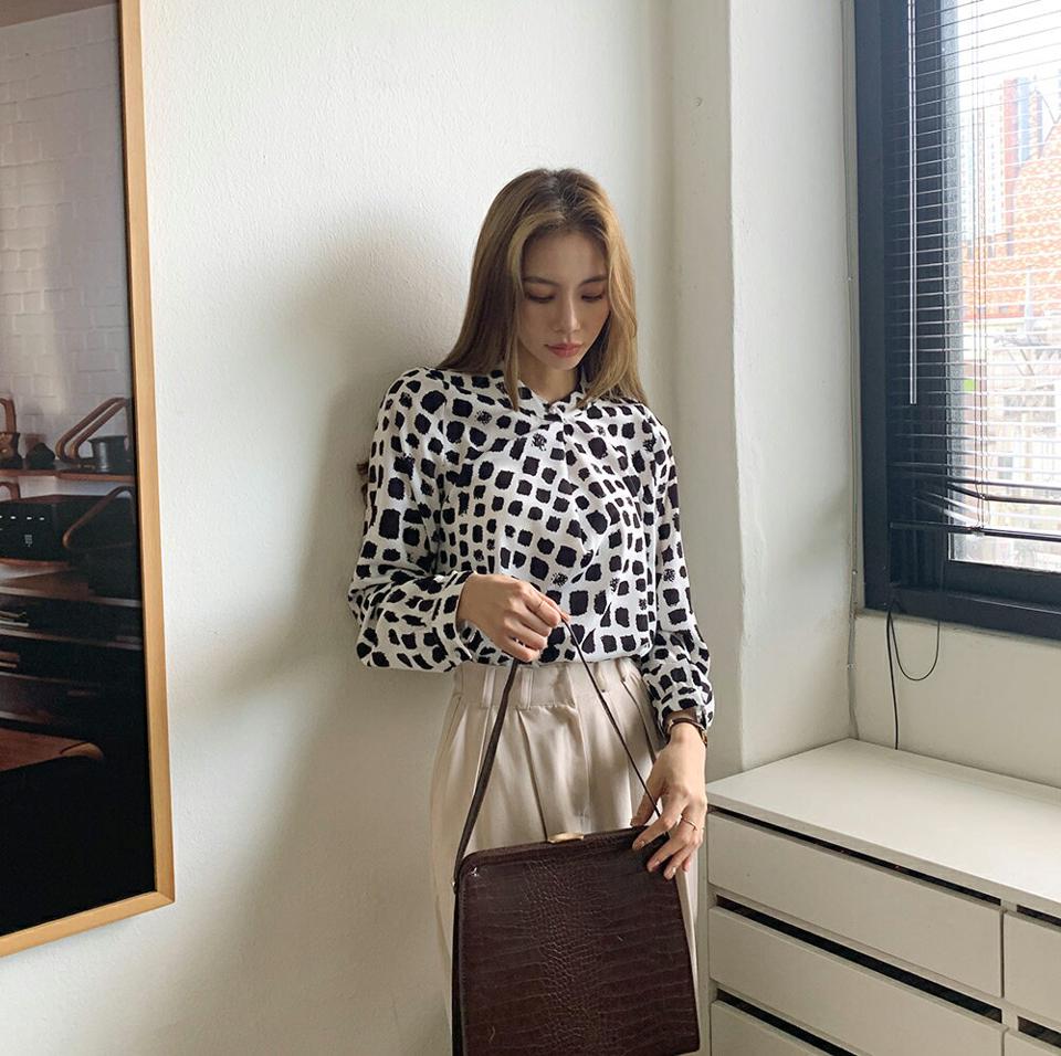 即日配送 スクエアプリントフェイクパールラップブラウス・全2色・t70121 レディース 【bl】 トップス ブラウス 長袖 大人 ユニーク ハーフネック パール フェミニン ルーズ 上品 ラップ風 スクエア プリント 春 秋 韓国ファッション ハイホリHIHOLLI
