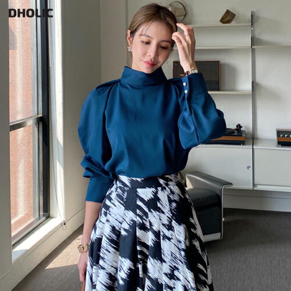 タートルネックバックフェイクパールブラウス・全4色・b70126 レディース 【bl】 トップス ブラウス 長袖 大人 ユニーク タートルネック カラーアイテム フェミニン カジュアル 上品 パール ボタン オフィス 学校行事 春 秋 韓国ファッション ハイホリHIHOLLI