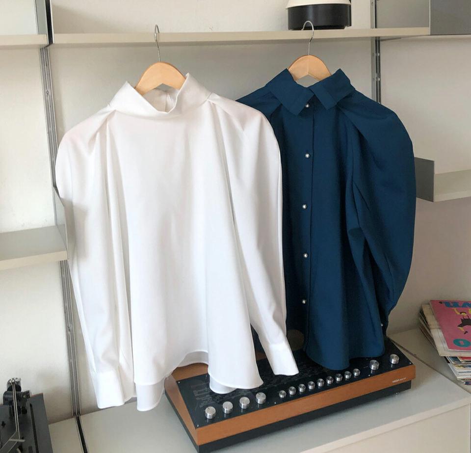 タートルネックバックフェイクパールブラウス・全4色・b70126 レディース 【bl】 トップス ブラウス 長袖 大人 ユニーク タートルネック カラーアイテム フェミニン カジュアル 上品 パール ボタン オフィス 学校行事 春 秋 韓国ファッション ハイホリHIHOLLI