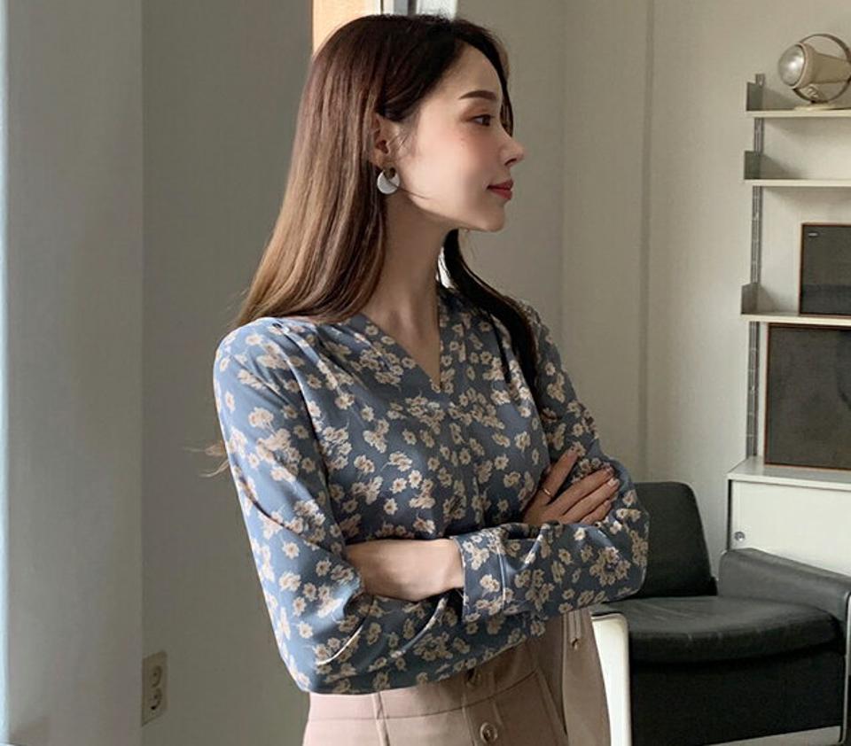 Vネックフラワーブラウス・全3色・b70133 レディース 【bl】 トップス ブラウス 長袖 大人 ユニーク 花柄 フラワー パターン Vネック デコルテ フェミニン カジュアル 上品 春 秋 韓国ファッション ハイホリHIHOLLI