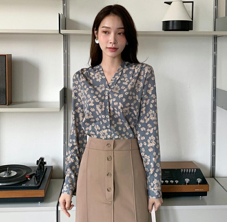 Vネックフラワーブラウス・全3色・b70133 レディース 【bl】 トップス ブラウス 長袖 大人 ユニーク 花柄 フラワー パターン Vネック デコルテ フェミニン カジュアル 上品 春 秋 韓国ファッション ハイホリHIHOLLI