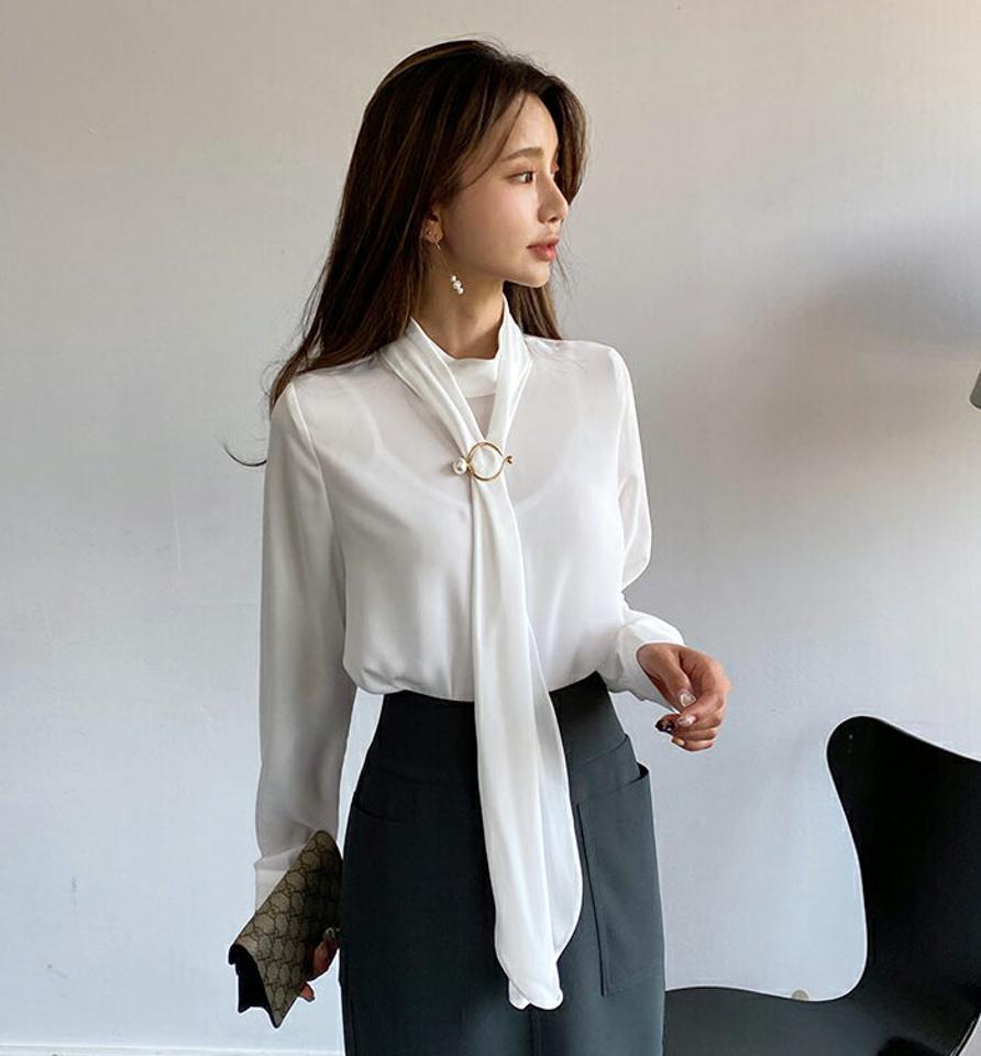フェイクパールブローチ付リボンブラウス・全3色・t62802 レディース 【bl】韓国ファッション トップス ブラウス 長袖 ハイネック フェイクパール ブローチ付 リボン ロング丈 上品 シンプル フェミニン カジュアル 体型カバー ガーリー 秋 春