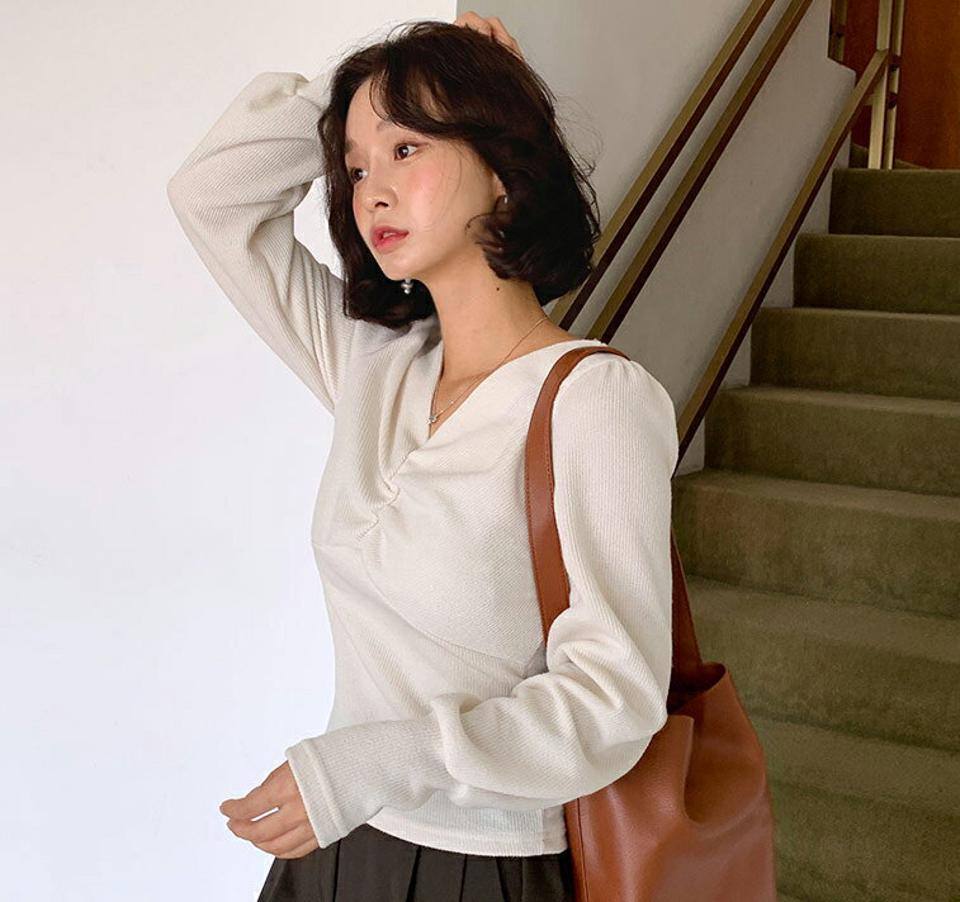 【10%OFF】ギャザーVネックニット・全4色・t62829 レディース 【tops】韓国ファッション トップス ニット 大人 長袖 Vネック ギャザー スリム シンプル カジュアル ルーズ ガーリー 細身 フェミニン 上品 デイリー 秋 春 knセール