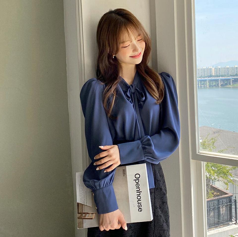 ネックリボンパフスリーブブラウス・全3色・t65133 レディース 【bl】韓国ファッション トップス ブラウス 長袖 ネックリボン ボタン ギャザー パフスリーブ シンプル フェミニン 無地 上品 体型カバー 細身 ガーリー カジュアル 春 秋 NIJU