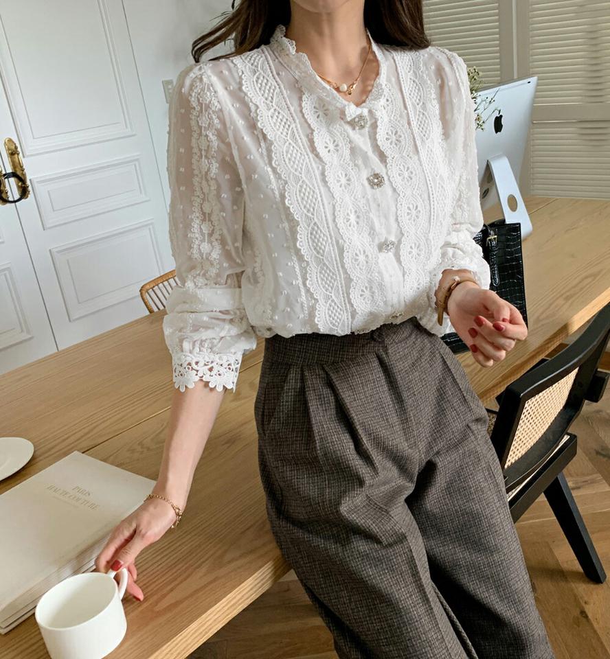 キュービックボタンレースブラウス・全2色・b00333 レディース 【bl】 トップス ブラウス 長袖 ドット レース パターン ダイヤ型 キュービック ボタン 大人 ユニーク フェミニン 上品 春 秋 韓国ファッション ハイホリHIHOLLI