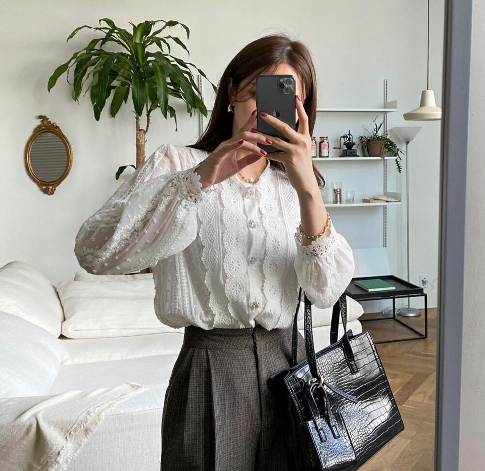 キュービックボタンレースブラウス・全2色・b00333 レディース 【bl】 トップス ブラウス 長袖 ドット レース パターン ダイヤ型 キュービック ボタン 大人 ユニーク フェミニン 上品 春 秋 韓国ファッション ハイホリHIHOLLI