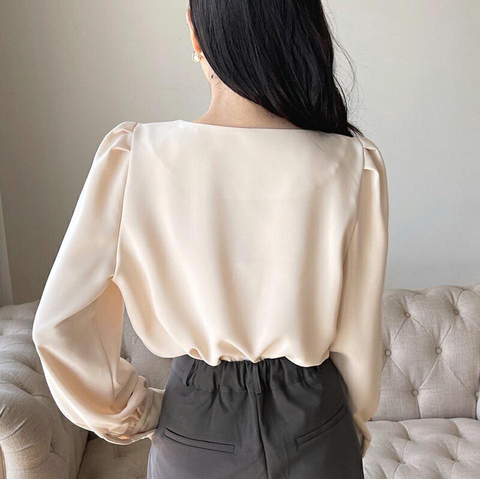 即日配送 パール調ボタンハートネックブラウス・全3色・t65118 レディース 【bl】韓国ファッション トップス ブラウス 長袖 ハートネック ボタン パール調 パフスリーブ シンプル フェミニン 無地 上品 体型カバー 細身 ガーリー カジュアル 春 秋 NIJU