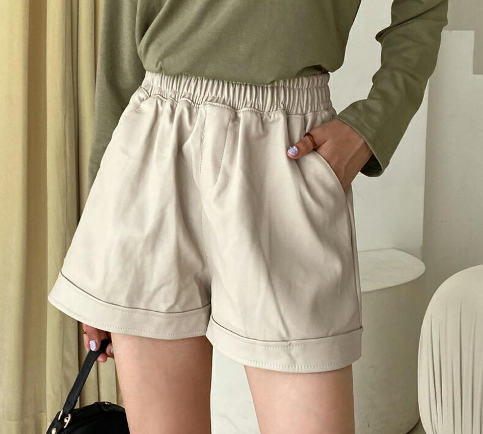 ≪人気商品再入荷≫レザー調ショートパンツ・全2色・b00942 レディース 【pt】韓国ファッション ボトムス パンツ ショート ショートパンツ レザー調 ベーシック ショート丈 ポケット 美脚 足長 細身 着痩せ 体型カバー ガーリー 楽ちん 春 秋 NIJU