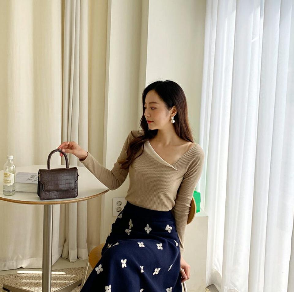アンバランスネックリブTシャツ・全4色・t65023 レディース 【tops】韓国ファッション トップス Tシャツ 大人 長袖 ネックリブ アンバランス 配色 スリット スリム シンプル カジュアル 体型カバー 細身 フェミニン 上品 デイリー 秋 春