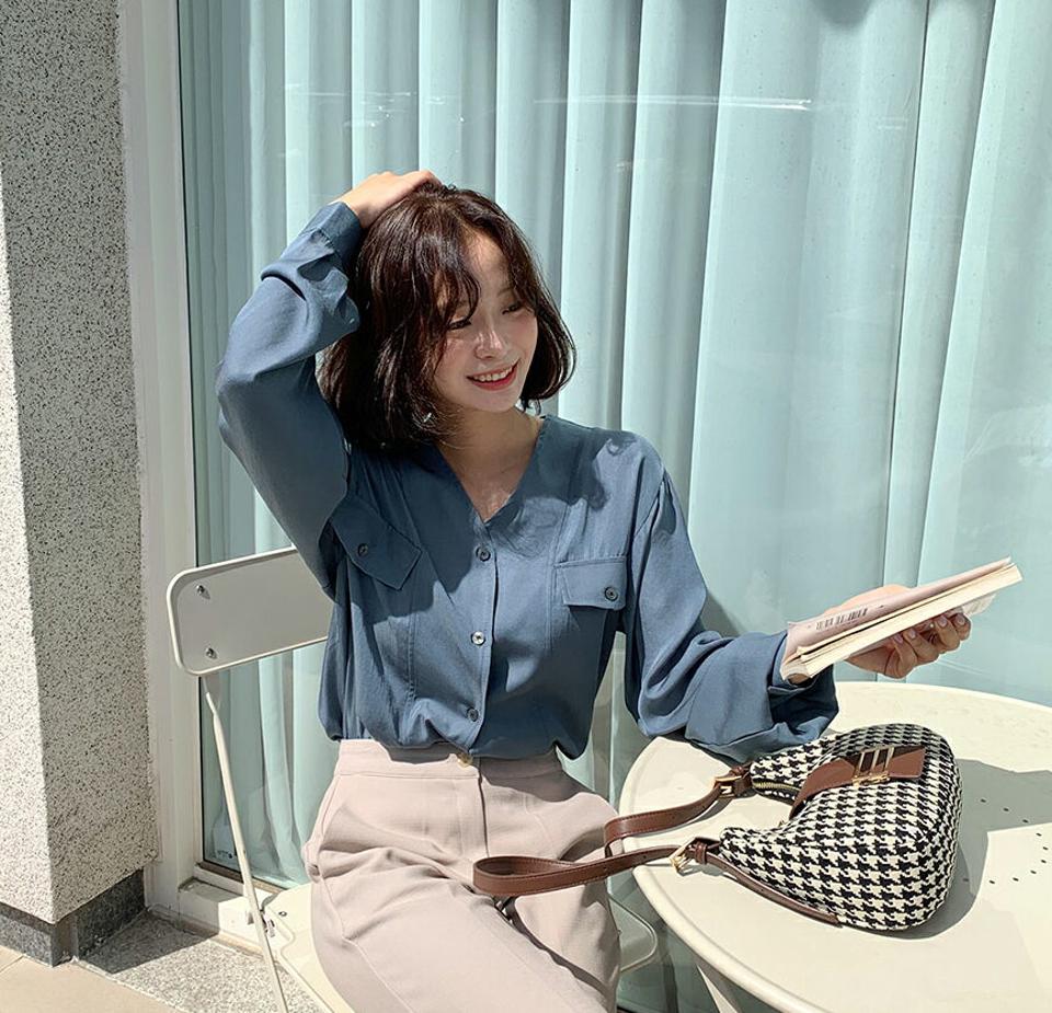 フラップルーズフィットブラウス・全3色・t64995 レディース 【bl】韓国ファッション トップス ブラウス 長袖 Vネック 大人 フラップ ルーズ 上品 ベーシック ピンク シンプル ボタン フェミニン カジュアル ガーリー 無地 秋 春