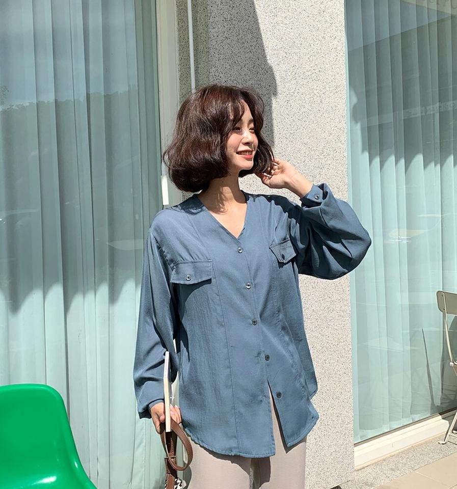 フラップルーズフィットブラウス・全3色・t64995 レディース 【bl】韓国ファッション トップス ブラウス 長袖 Vネック 大人 フラップ ルーズ 上品 ベーシック ピンク シンプル ボタン フェミニン カジュアル ガーリー 無地 秋 春