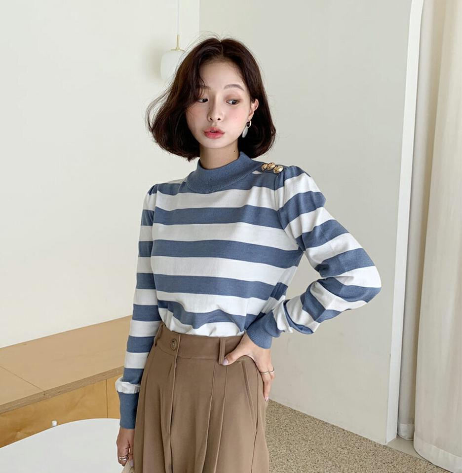 ゴールドボタンボーダーニット・全3色・b64996 レディース 【tops】韓国ファッション トップス ニット 大人 長袖 ハーフネック ボタン ボーダー ギャザー シンプル カジュアル ルーズ ガーリー 体型カーバー 細身 フェミニン 上品 秋 春