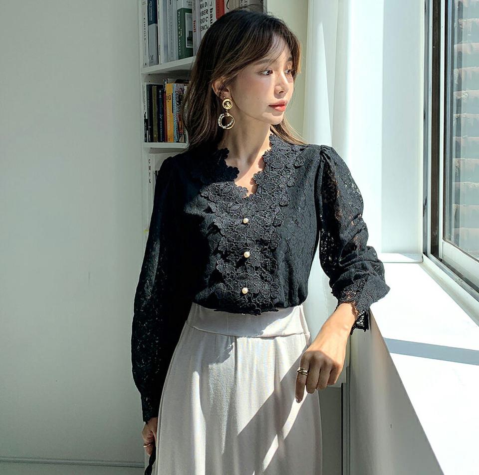 パール調ボタンレースブラウス・全2色・b65964 レディース 【bl】韓国ファッション トップス ブラウス 長袖 Vネック 大人 花柄 フラワーレース 上品 ボタン シンプル ボタン フェミニン カジュアル 体型カバー ガーリー 秋 春