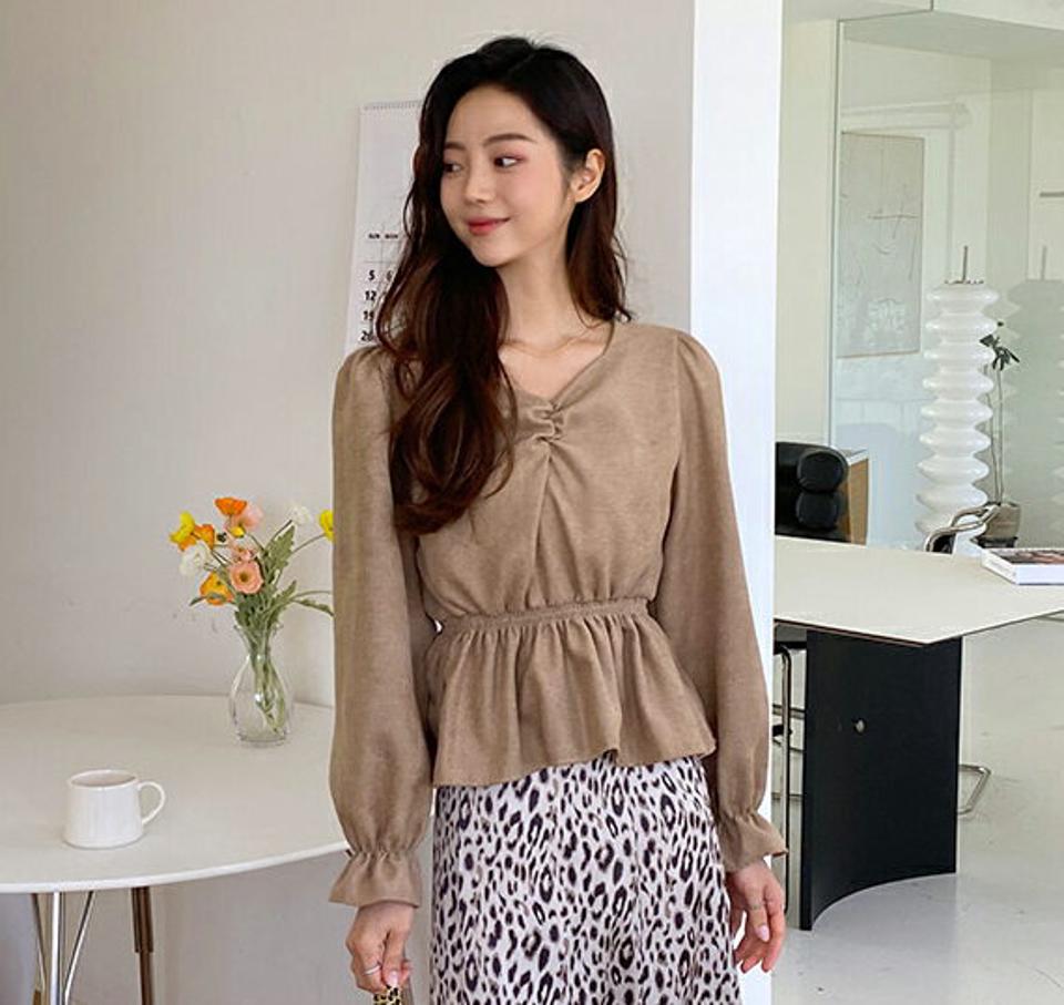 ギャザーフレアヘムブラウス・全4色・t65517 レディース 【bl】韓国ファッション トップス ブラウス 長袖 スクエアネック 大人 ギャザー フレア ヘム スエード調 上品 シンプル ボタン フェミニン カジュアル 体型カバー ガーリー 秋 春239