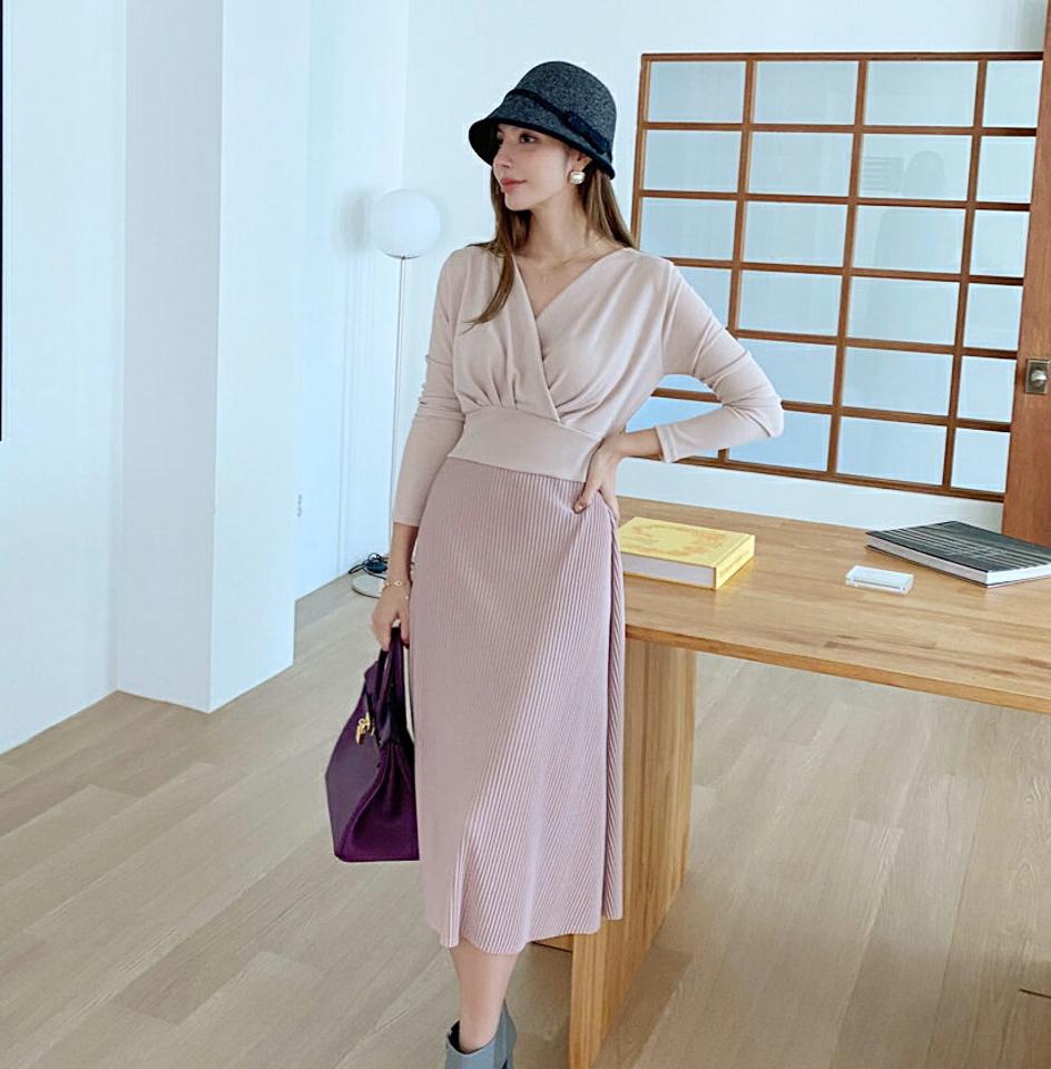 プリーツラップAラインワンピース・全3色・b70228 レディース 【ops】 ワンピース ロングワンピース プリーツ ニット 長袖 ラップ風 カラーアイテム フェミニン Vネック デコルテ Aライン 大人 カラーニット 年上 春 秋 異素材ミックス 韓国ファッション ハイホリHIHOLLI