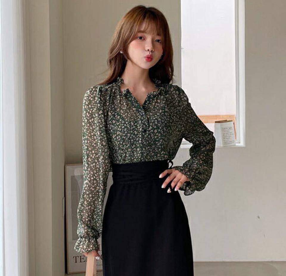 【スーパーセール特価】ビンテージ風フラワーフリルブラウス・全2色・b65197 レディース 【bl】韓国ファッション トップス ブラウス 長袖 Vネック ビンテージ風 花柄 フラワー フリル シンプル フェミニン スリム 上品 体型カバー ガーリー 春 秋 NIJU