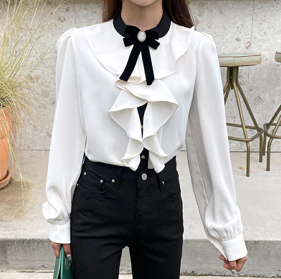 即日配送 ブローチ付ラッフルブラウス・全2色・t65158 レディース 【bl】韓国ファッション トップス ブラウス 長袖 リボン ブローチ付 ラッフル 配色 シンプル フェミニン スリム 上品 体型カバー 細身 ガーリー 春 秋 NIJU