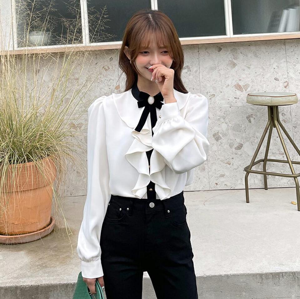 即日配送 ブローチ付ラッフルブラウス・全2色・t65158 レディース 【bl】韓国ファッション トップス ブラウス 長袖 リボン ブローチ付 ラッフル 配色 シンプル フェミニン スリム 上品 体型カバー 細身 ガーリー 春 秋 NIJU